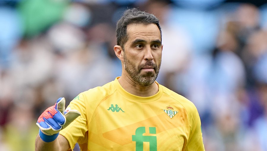 Claudio Bravo: "Si toca seguir en el Betis, bien; si toca irme a casa, también"