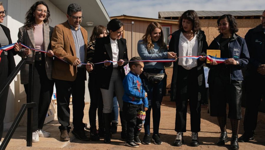 Entregan nueva vivienda industrializada en zona afectada por el megaincendio en la parte alta Viña del Mar