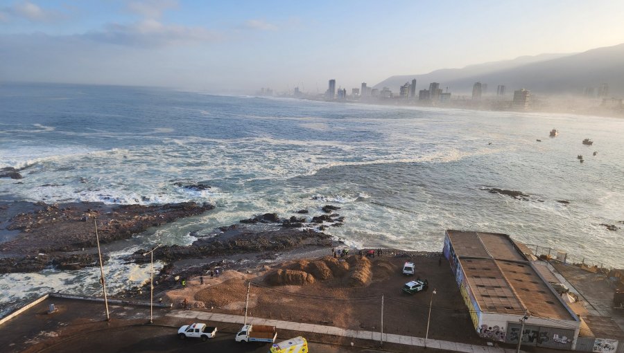 Hallan cadáver de mujer que fue arrastrada por el mar en Iquique: víctima vivía en situación de calle y dormía en unos roqueríos