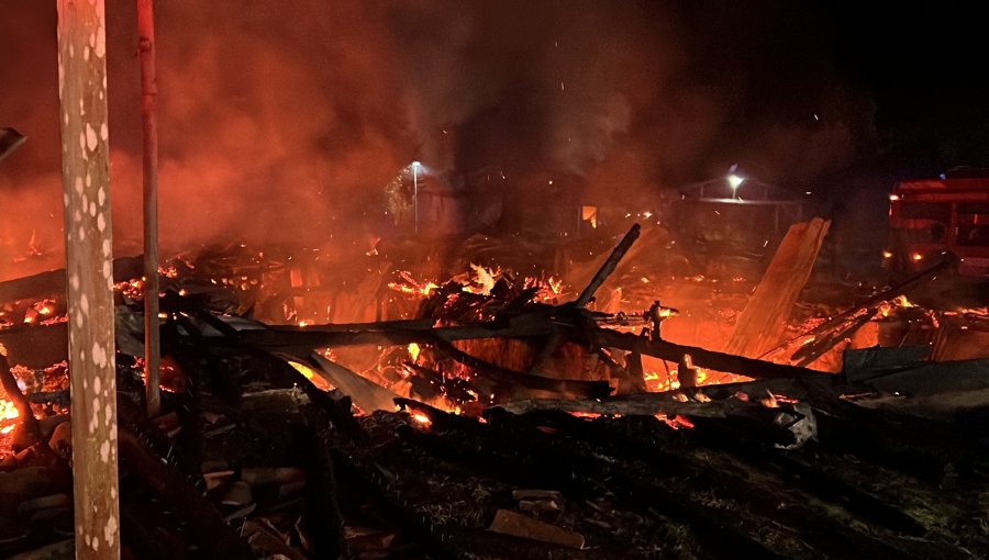 Nuevo atentado en La Araucanía: 10 personas en camionetas incendiaron al menos 3 viviendas