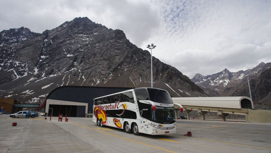 Paso Los Libertadores cerrará este domingo por nevadas