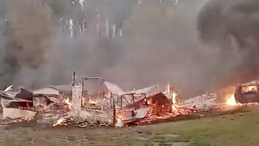 Dos casas, una bodega y un auto fueron quemados en ataque incendiario en Victoria