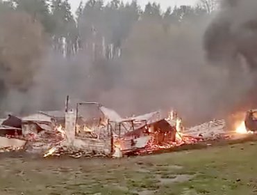 Dos casas, una bodega y un auto fueron quemados en ataque incendiario en Victoria