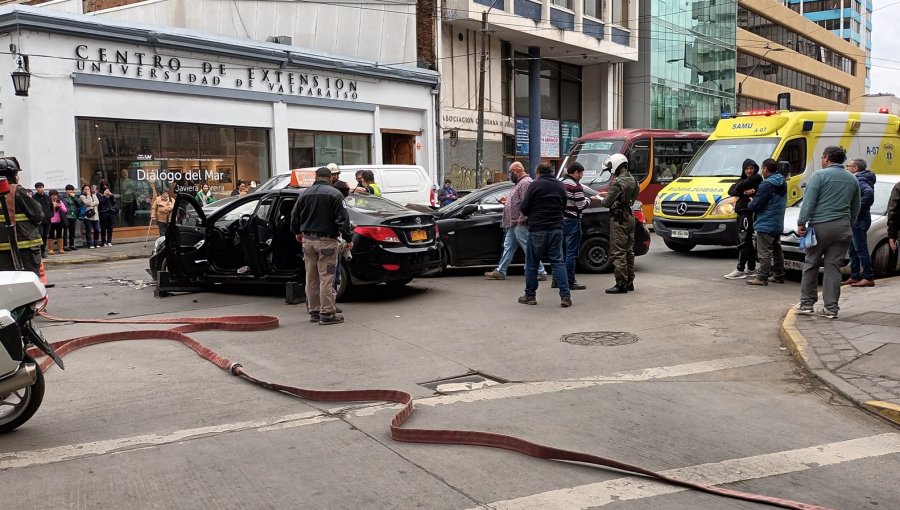 Tres personas lesionadas deja colisión entre un vehículo particular y un colectivo en el plan de Valparaíso