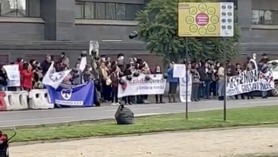 Trabajadores del Hospital de Viña marcharon denunciando sobrecarga laboral, filtraciones de agua y compromisos sin cumplir del Minsal