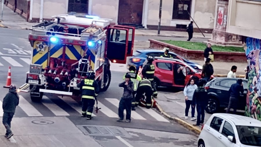 Tres personas lesionadas deja colisión vehicular en el plan de Valparaíso: automóvil terminó impactando contra un local de sushi