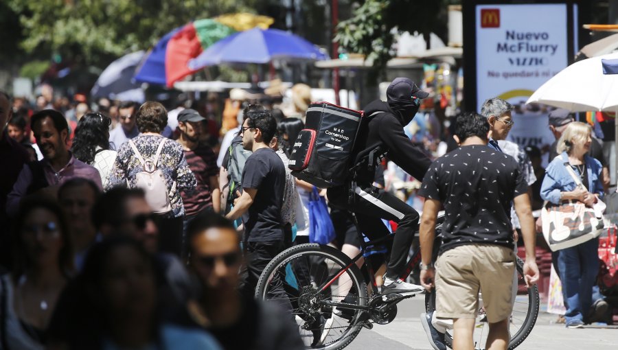 Estudio de Ipsos revela que la mitad de los chilenos tiene dificultades financieras
