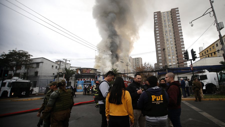 Incendio afecta a cuartel de la PDI en San Miguel: siniestro genera columna de humo visible desde distintos puntos de la capital