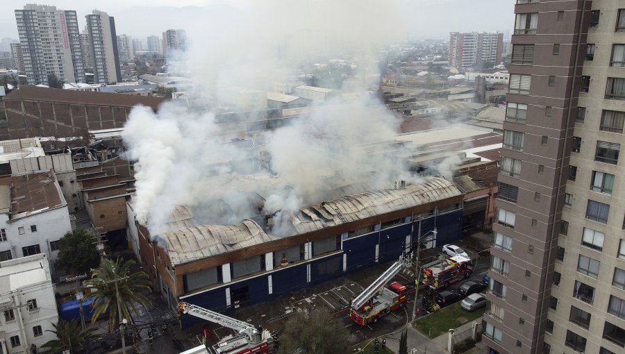 Dos lesionados dejó incendio que afectó a cuartel de la PDI en San Miguel: 150 personas fueron evacuadas