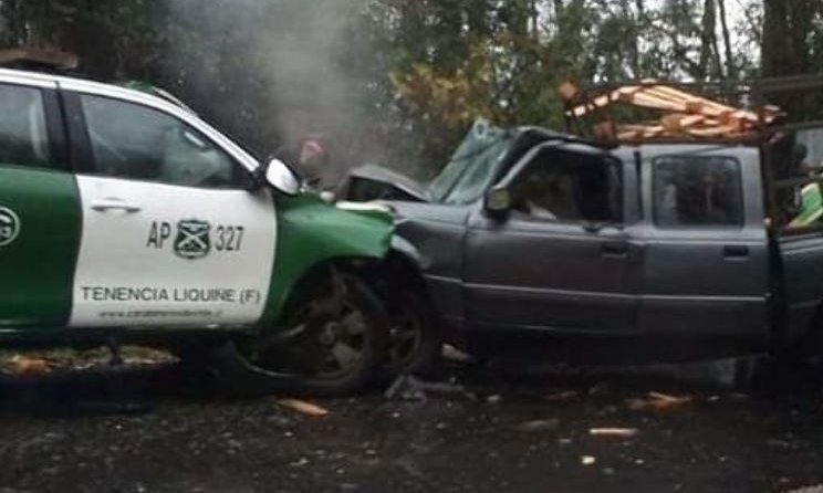 Carabinero sufrió fractura de clavícula y cadera tras colisionar frontalmente contra camioneta en Panguipulli