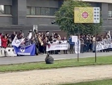 Trabajadores del Hospital de Viña marcharon denunciando sobrecarga laboral, filtraciones de agua y compromisos sin cumplir del Minsal