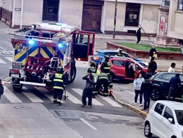 Tres personas lesionadas deja colisión vehicular en el plan de Valparaíso: automóvil terminó impactando contra un local de sushi