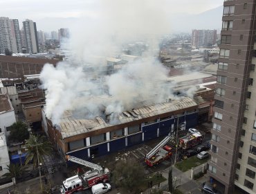 Dos lesionados dejó incendio que afectó a cuartel de la PDI en San Miguel: 150 personas fueron evacuadas