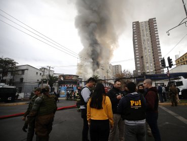 Incendio afecta a cuartel de la PDI en San Miguel: siniestro genera columna de humo visible desde distintos puntos de la capital