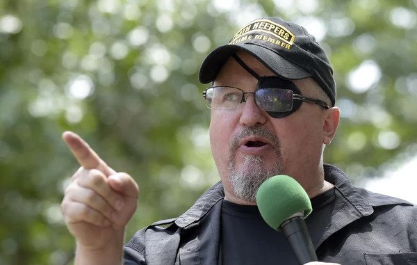 Líder del grupo ultraderechista Oath Keepers fue condenado a 18 años por el asalto al Capitolio de EE.UU.