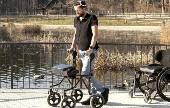 Neerlandés vuelve a caminar después de 12 años gracias a un revolucionario implante cerebral
