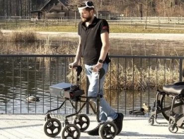Neerlandés vuelve a caminar después de 12 años gracias a un revolucionario implante cerebral
