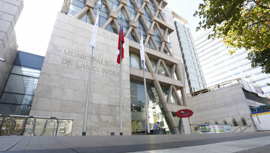 PDI allana la Municipalidad de Las Condes por presuntas irregularidades en compra de inmueble para un Cesfam