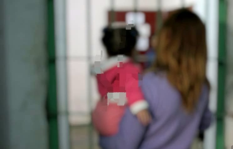 Restituyen libertad condicional de madre que cumplía pena en prisión con su hija de 3 meses en Chillán