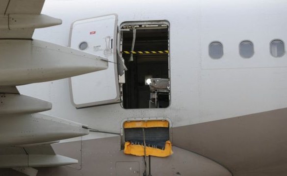 Detienen a pasajero que abrió la puerta de emergencia de un avión en pleno vuelo en Corea del Sur