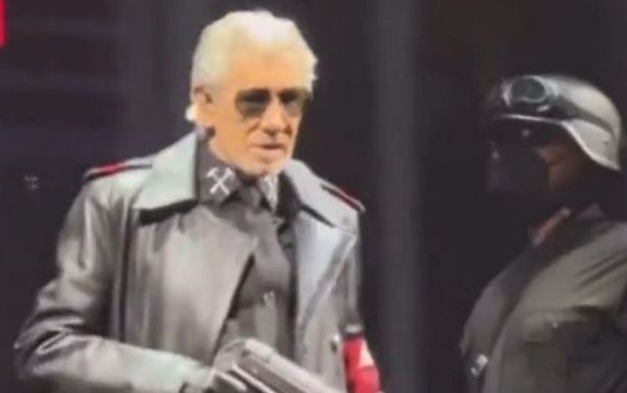Policía alemana investiga a Roger Waters por usar un atuendo de estilo nazi en un concierto en Berlín