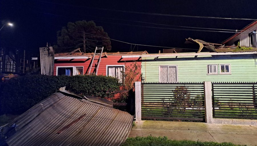 Fuertes ráfagas de viento provocaron voladura de techos y cortes de luz en Lebu y Coronel