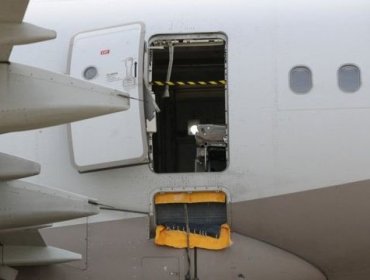 Detienen a pasajero que abrió la puerta de emergencia de un avión en pleno vuelo en Corea del Sur