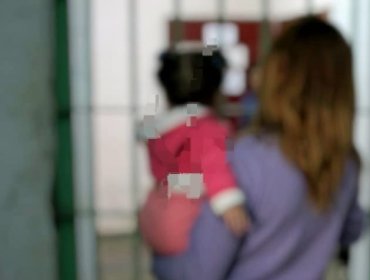 Restituyen libertad condicional de madre que cumplía pena en prisión con su hija de 3 meses en Chillán