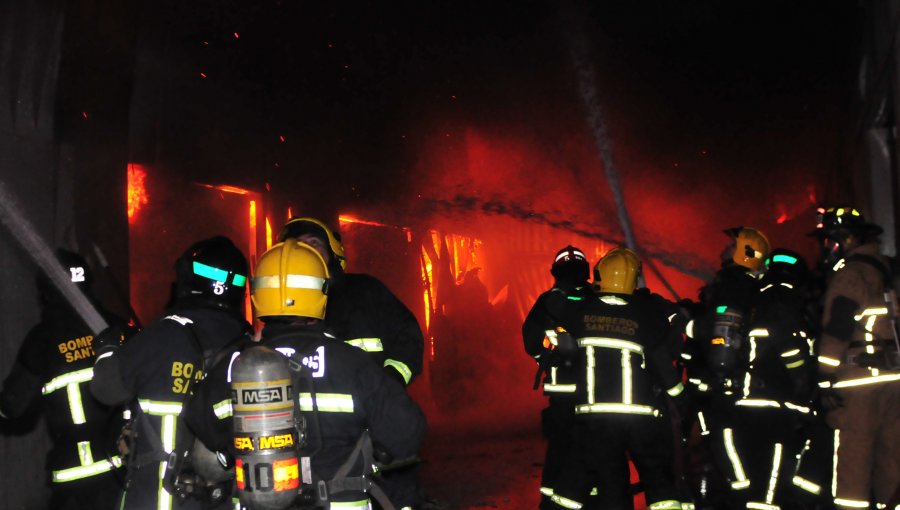 Tragedia en Puente Alto: Incendio estructural cobra la vida de dos personas