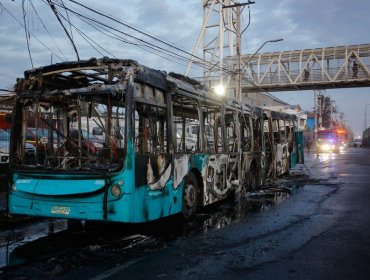 Bus Red resultó completamente quemado tras eventual falla mecánica en La Cisterna