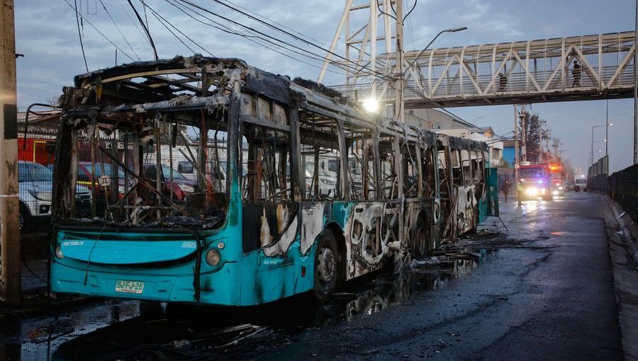 Bus Red resultó completamente quemado tras eventual falla mecánica en La Cisterna