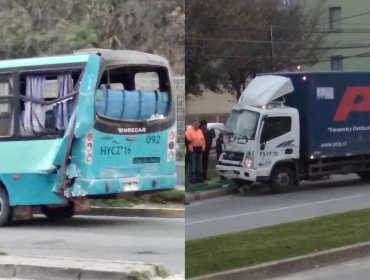 Dos lesionados y una alta congestión vehicular deja colisión entre un microbús y un camión en el Camino Troncal de Viña del Mar