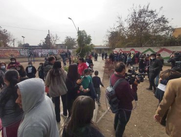 29 estudiantes fueron trasladados a un Cesfam por emanación de ácido sulfhídrico en colegio de Cerro Navia