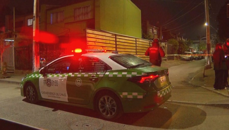 Un hombre y su hija de 19 años fueron baleados por una veintena de sujetos en su domicilio en Peñalolén