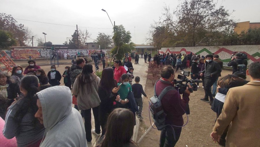 29 estudiantes fueron trasladados a un Cesfam por emanación de ácido sulfhídrico en colegio de Cerro Navia