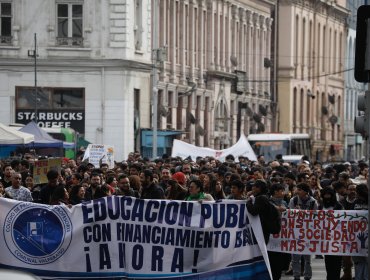 Profesores marcharon contra el Servicio Local de Educación Pública de Valparaíso y denunciaron "deficiencias" en colegios