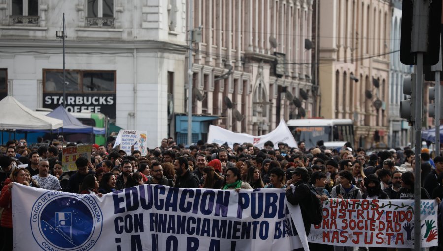 Profesores marcharon contra el Servicio Local de Educación Pública de Valparaíso y denunciaron "deficiencias" en colegios