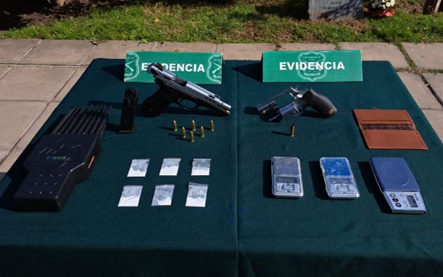 Estudiante de 14 años fue detenido por disparar al interior de liceo de Pudahuel: En su mochila portaba dos armas