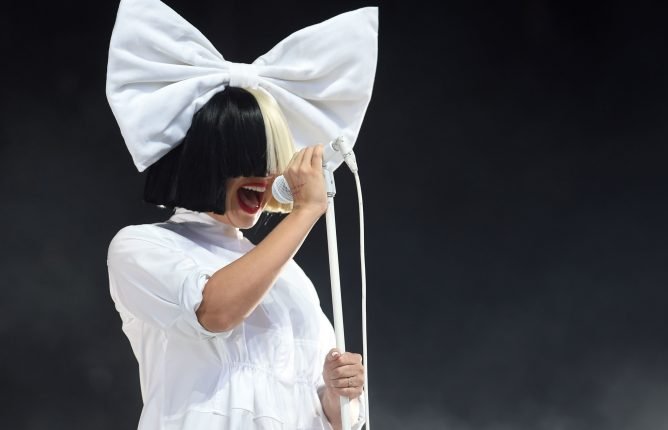 A dos años de su polémica película: Sia revela que fue diagnosticada con trastorno del espectro autista