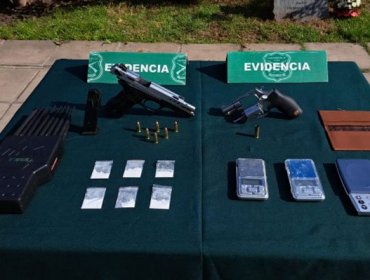 Estudiante de 14 años fue detenido por disparar al interior de liceo de Pudahuel: En su mochila portaba dos armas