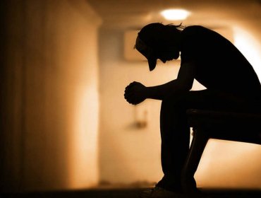 Crisis de salud mental, poca inversión en prevención y el rol de la prensa: los factores que pueden incidir en un suicidio
