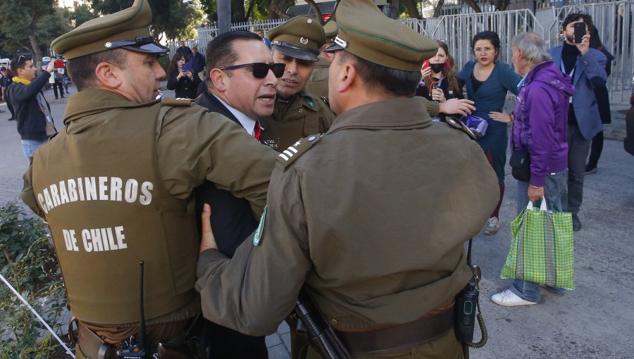 "Pastor Soto" agredió en las afueras del Congreso a diputadas que lo increparon por dichos en contra de Marisela Santibáñez