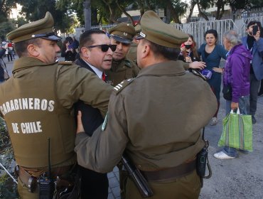 "Pastor Soto" agredió en las afueras del Congreso a diputadas que lo increparon por dichos en contra de Marisela Santibáñez