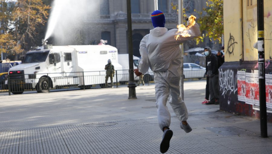 Boric a alumnos de liceos emblemáticos: "Las molotovs y overoles blancos no es ni serán nunca el camino para avanzar"