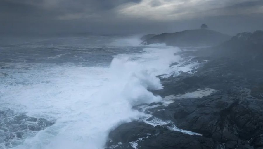 Intensa búsqueda de ciudadano filipino que se precipitó al mar producto de las marejadas en Zapallar