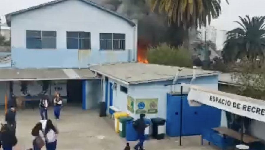 Incendio en una casa obligó a evacuar a 350 estudiantes del Colegio Cristiano de Quilpué