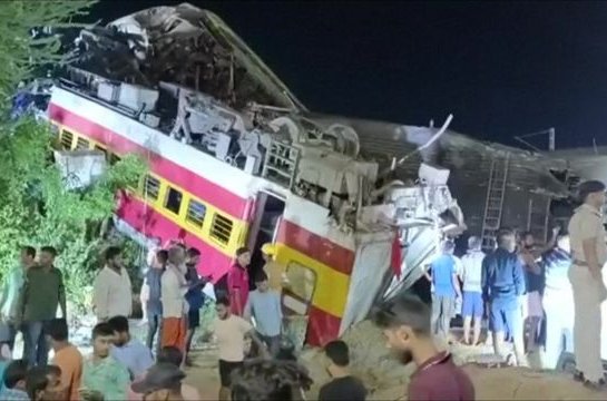 Más de 200 personas murieron y 900 resultaron heridas en un choque múltiple de trenes en India