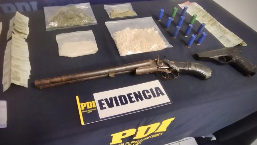 Detienen a pareja que vendía drogas a sus vecinos en Putaendo: tenían armas y municiones