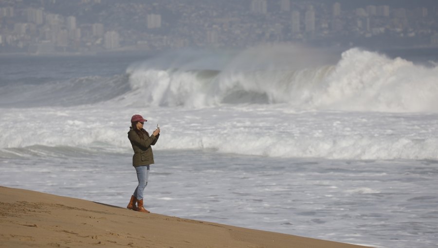 Fuertes marejadas azotan la costa del país: Armada pide no acercarse al borde costero