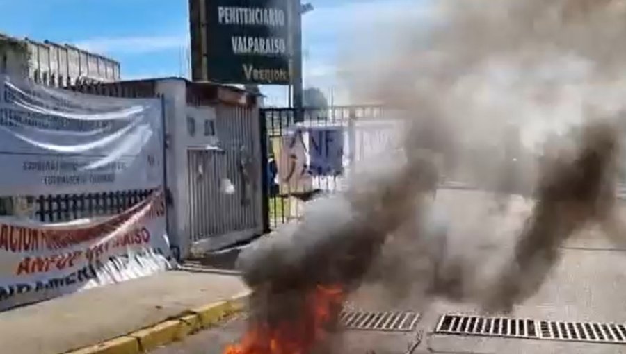 "Estamos desesperados": Gendarmes de la cárcel de Valparaíso encendieron barricadas en protesta tras suicidio de un colega